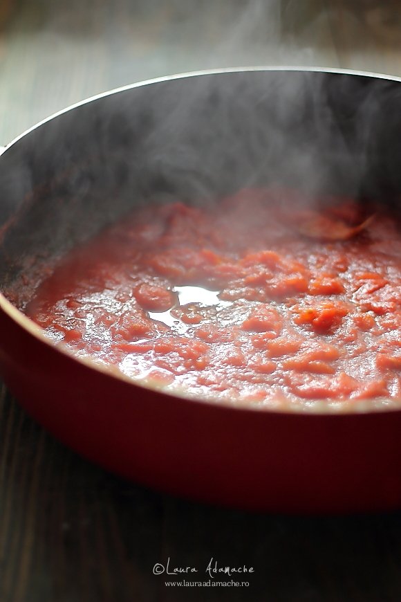 Pizza con farina integrale - preparazione della salsa di pomodoro