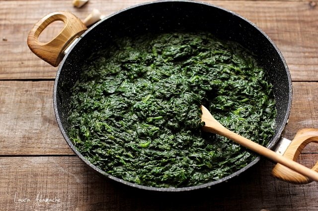 Lessare gli spinaci con aglio e limone