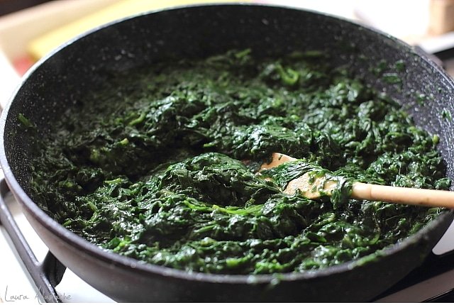 Lessare gli spinaci con aglio e limone