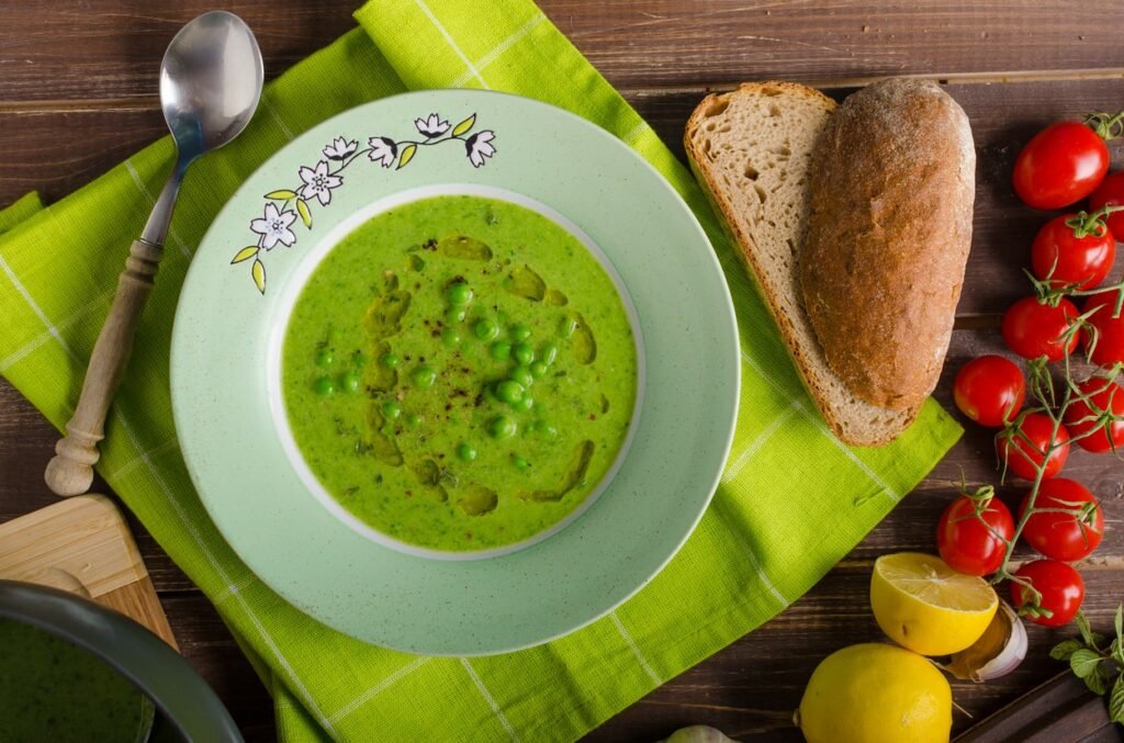 Zuppa cremosa di piselli servita in un piatto bianco