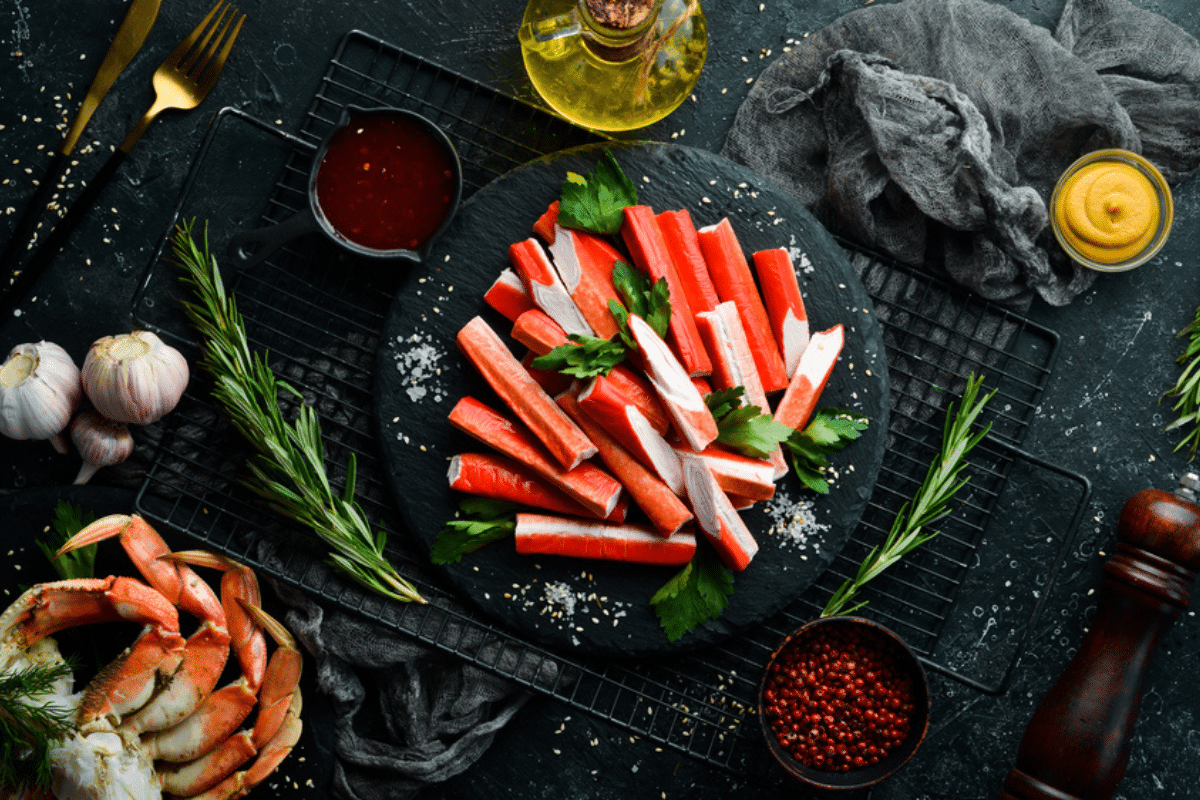 surimi su un piatto nero insieme ad alcune verdure sane