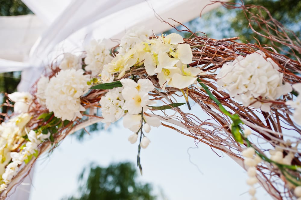 Arco nuziale fatto di fiori, come realizzarlo in 1 giorno?