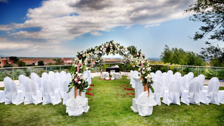 Arco nuziale fatto di fiori, come realizzarlo in 1 giorno?