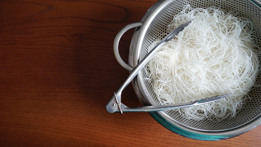 Spaghetti di riso vermicelli messi in un setaccio