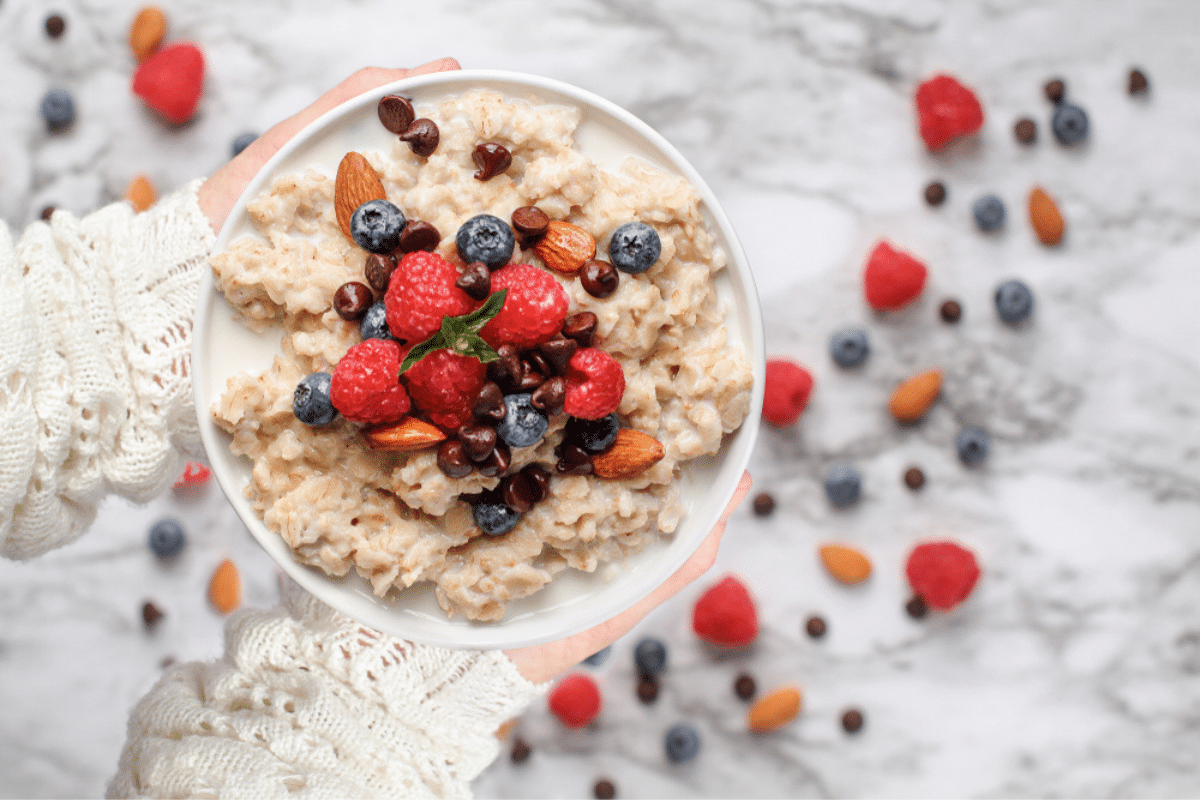 farina d'avena servita con diverse varietà di frutta