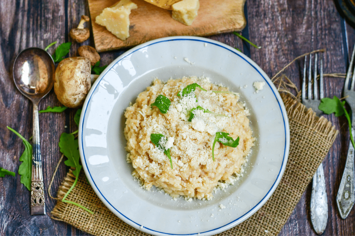 Risotto in un piatto bianco