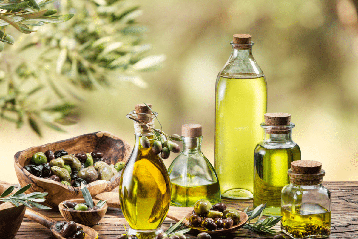 L'olio d'oliva viene messo in diverse bottiglie