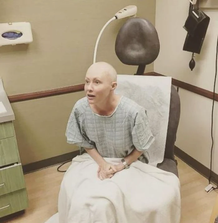 Shannen Doherty calva in ospedale