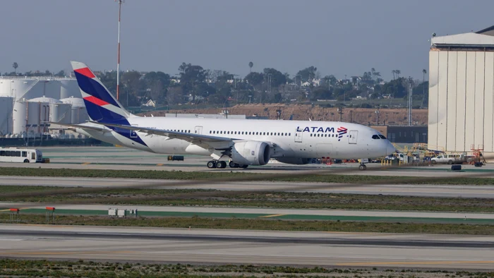 Aereo della Latam Airlines parcheggiato in un aeroporto