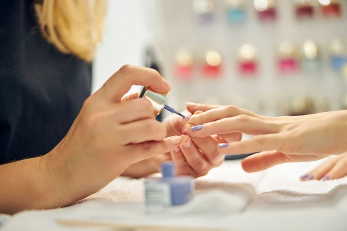 La manicure floreale è quella che farà scalpore quest'estate. Foto: fare clic.