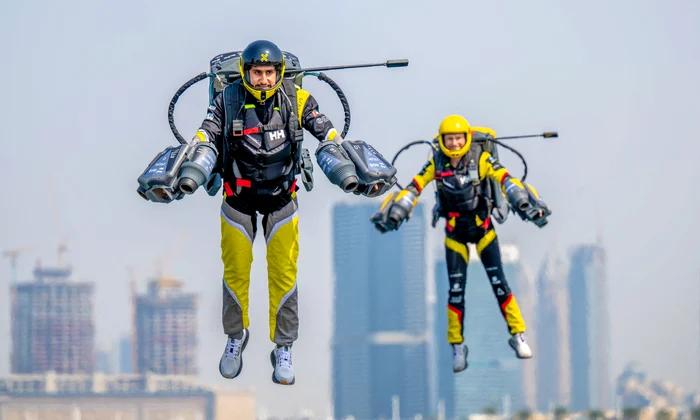 Due piloti di jetsuit in una serie di gare di jetsuit. Febbraio 2024