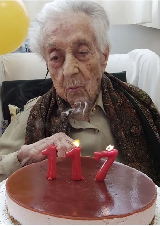 Maria Branyas Morera ha compiuto 117 anni e ha mangiato anche una torta