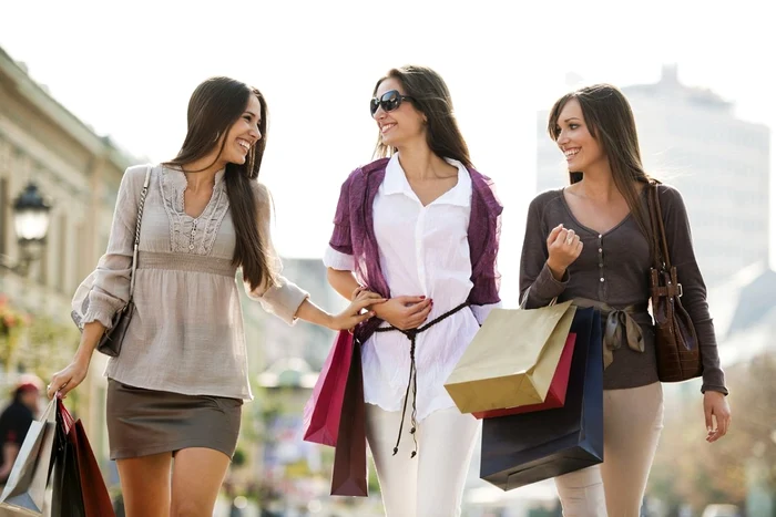 femmes faisant du shopping jpg