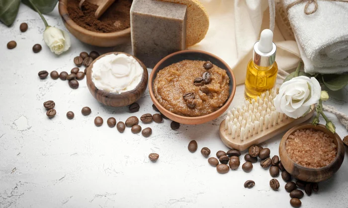 Addio trattamenti costosi! Perché è necessario aggiungere i fondi di caffè allo shampoo