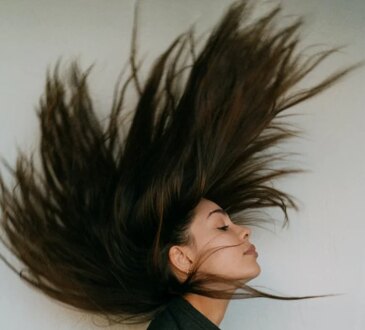 Bienfaits du vinaigre de cidre de pomme pour les cheveux. Il stimule la pousse des cheveux et leur donne de la brillance