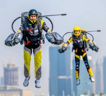 La prima gara in stile "Iron Man"! Piloti vestiti con tute equipaggiate con motori a reazione hanno gareggiato a Dubai