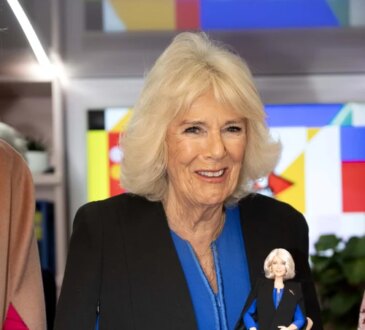 La regina Camilla riceve una Barbie che le somiglia: "Mi hai fatta sembrare 50 anni più giovane"