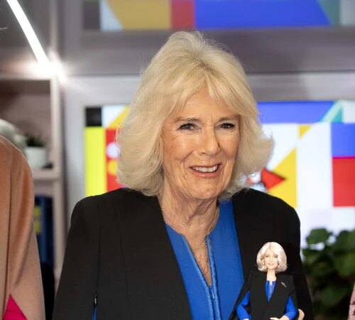 La regina Camilla riceve una Barbie che le somiglia: "Mi hai fatta sembrare 50 anni più giovane"