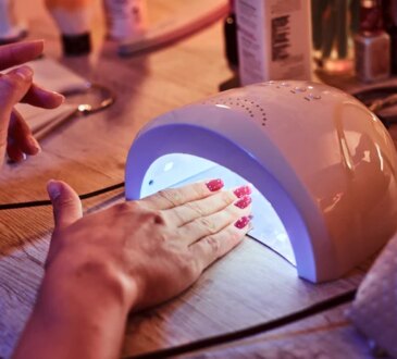 La vérité sur les ongles en gel ou vernis semi-permanent. Les dangers derrière la lampe UV