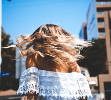 Perché non va bene mettere il profumo nei capelli. Molte donne commettono questo errore senza conoscere i rischi!