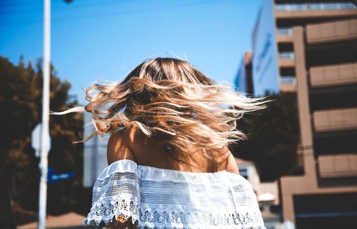 Perché non va bene mettere il profumo nei capelli. Molte donne commettono questo errore senza conoscere i rischi!