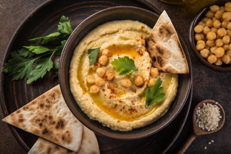 delizioso hummus e ceci cotti in zuppa