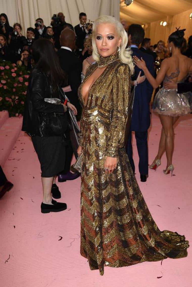 Rita Ora è rimasta senza sopracciglia dopo la FOTO del Met Gala 2019